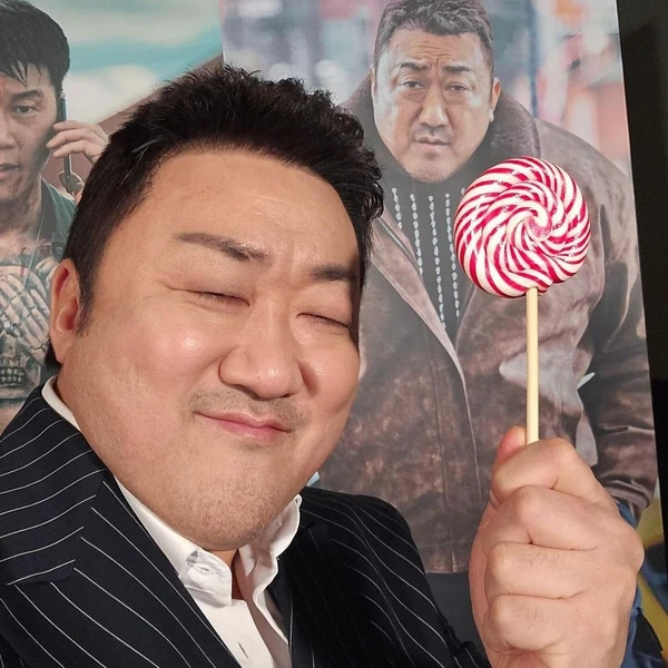 Popular photo full of fans’ love for Ma DongSeok
