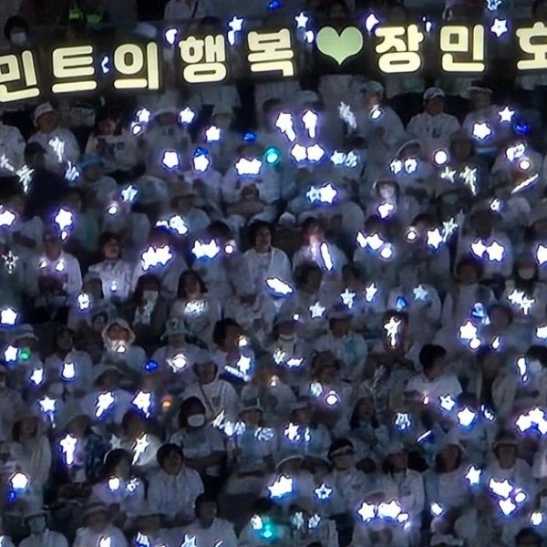 Popular photo full of fans’ love for Jang Minho