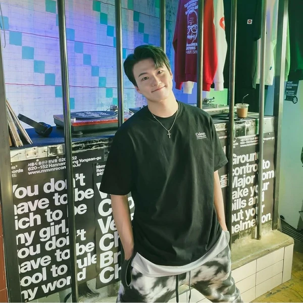 Popular photo full of fans’ love for Shin Seungho
