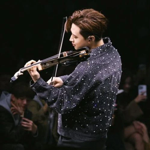Popular photo full of fans’ love for Henry