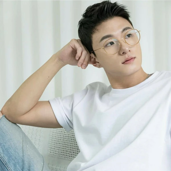 Popular photo full of fans’ love for Shin Seungho