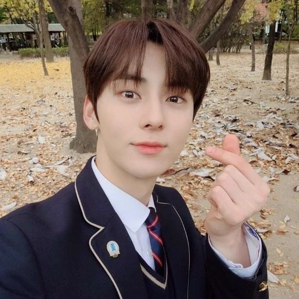 Popular photo full of fans’ love for Hwang Minhyun