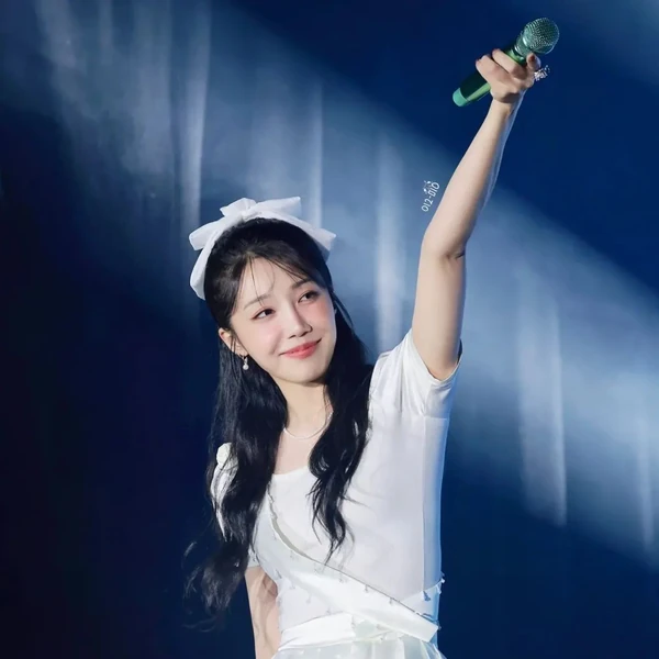 Popular photo full of fans’ love for Jung Eunji