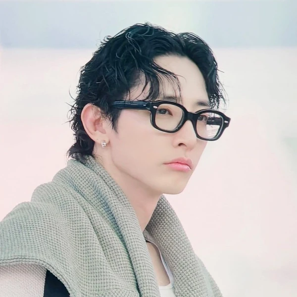 Popular photo full of fans’ love for Lee Soohyuk