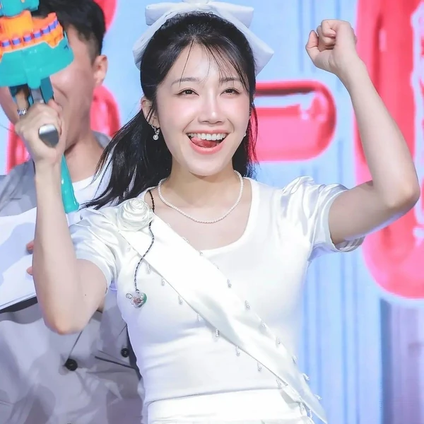 The most loved look of Jung Eunji today
