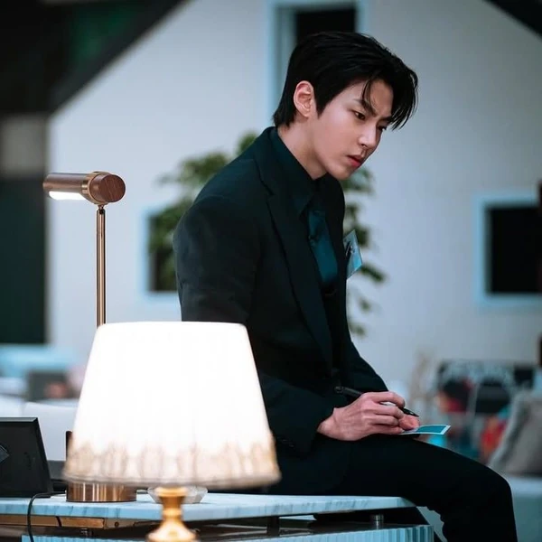 Popular photo full of fans’ love for Hwang Inyoup