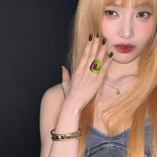 Popular photo full of fans’ love for JOY