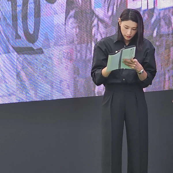 Popular photo full of fans’ love for Kim Yeonkoung