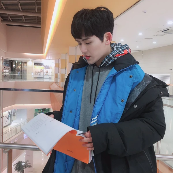 Popular photo full of fans’ love for Hoya