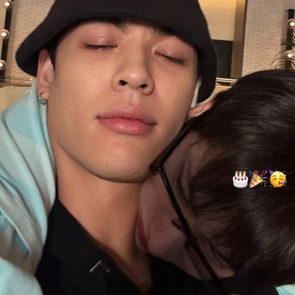 Popular photo full of fans’ love for Gun atthaphan phunsawat