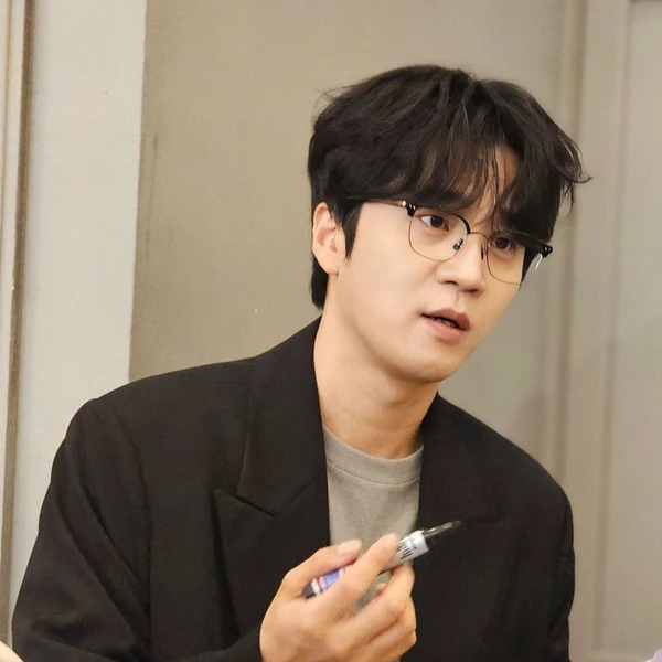 Popular photo full of fans’ love for Park Jihoo (Mr. Trot 3)