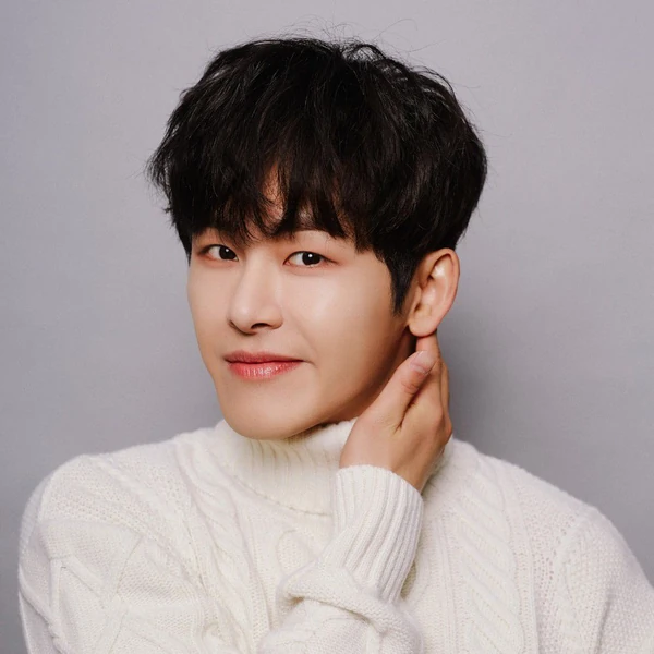 The most loved look of Hoya today