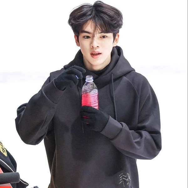 Popular photo full of fans’ love for Cha Junhwan