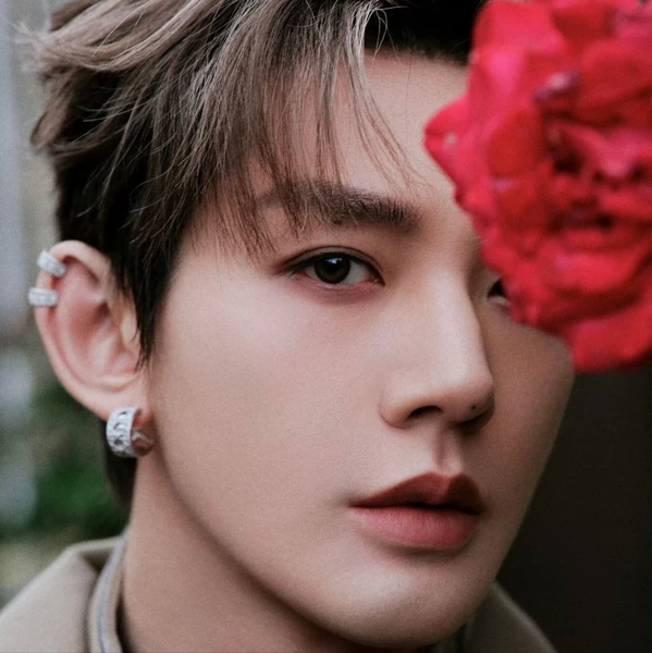 Popular photo full of fans’ love for Deng Wei