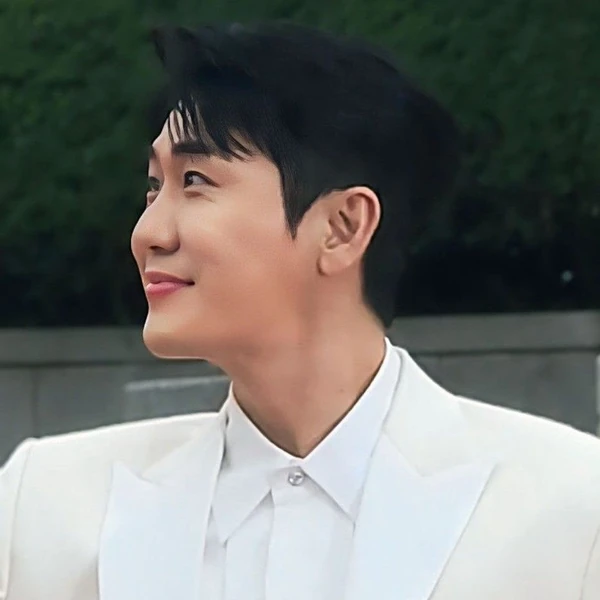 Popular photo full of fans’ love for Young Tak