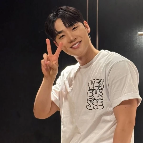 Popular photo full of fans’ love for Lee Minjae