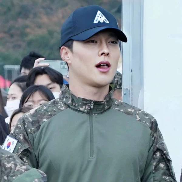 Popular photo full of fans’ love for Jang Kiyong