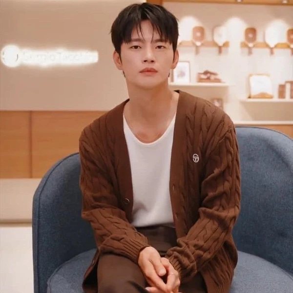 Popular photo full of fans’ love for Seo Inguk