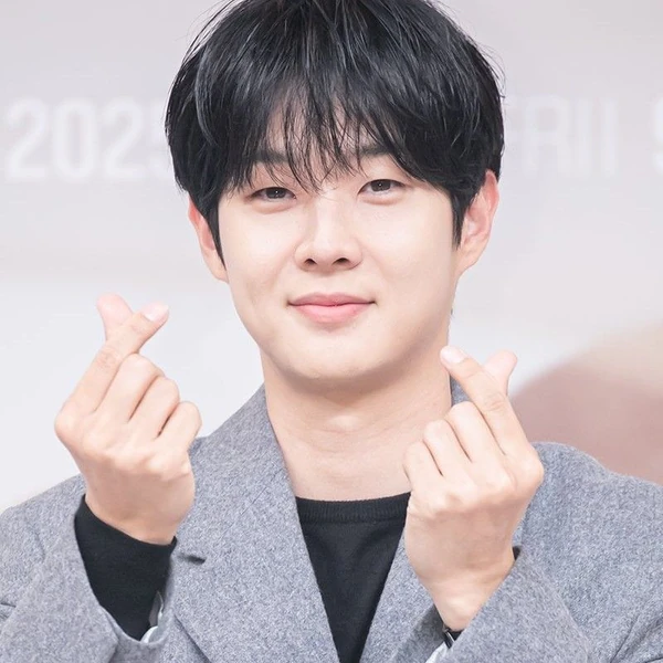 Popular photo full of fans’ love for Choi Wooshik