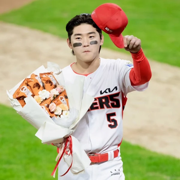 Foto populer Kim Doyoung yang penuh cinta dari penggemar