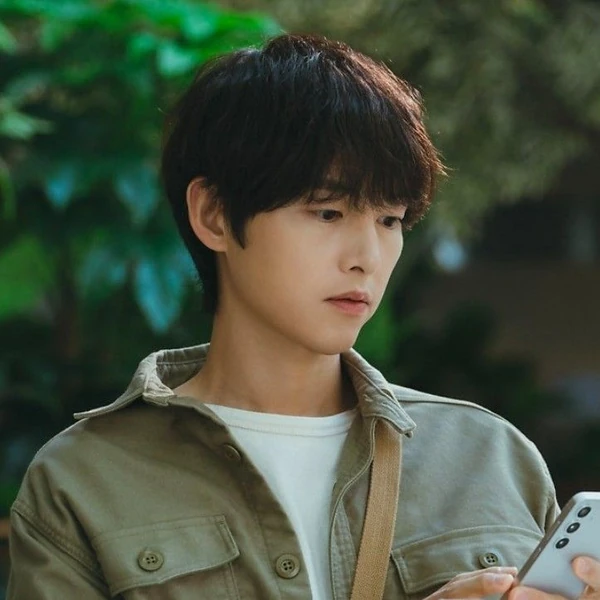 Popular photo full of fans’ love for Song Joongki