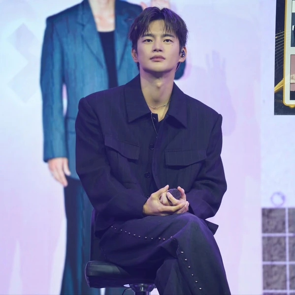 Popular photo full of fans’ love for Seo Inguk