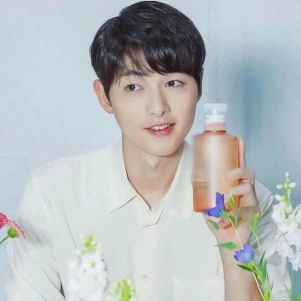 Popular photo full of fans’ love for Song Joongki
