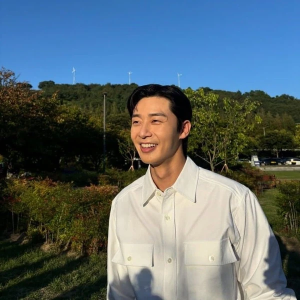 The most loved look of Park Seojoon today
