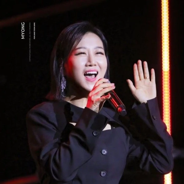 Popular photo full of fans’ love for Jang Yoonjeong