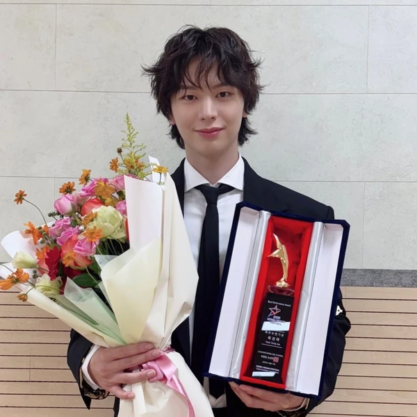 The most loved look of Yook Sungjae today