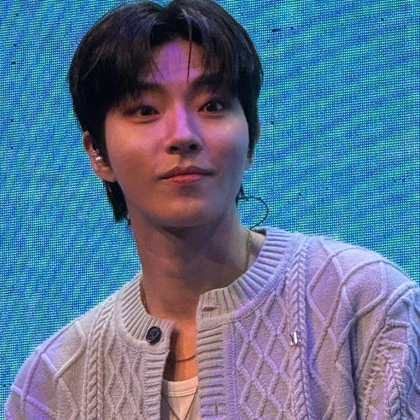 Popular photo full of fans’ love for Hwang Inyoup