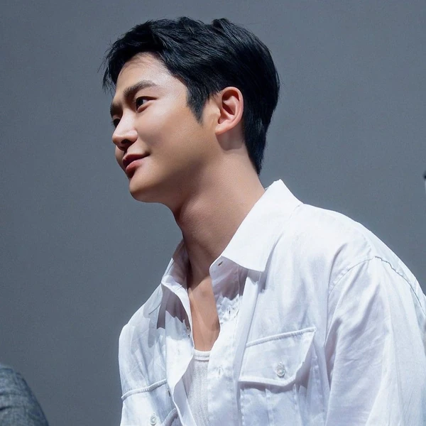 The most loved look of Rowoon today