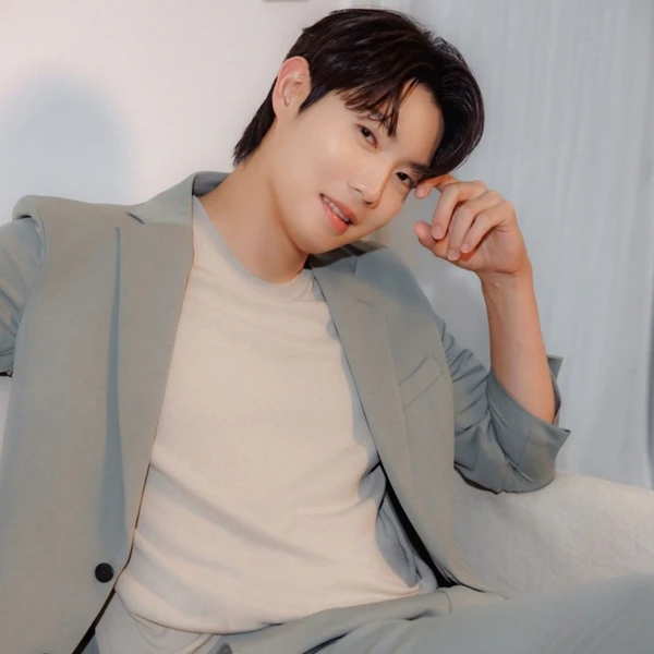 Foto populer Son Taejin yang penuh cinta dari penggemar