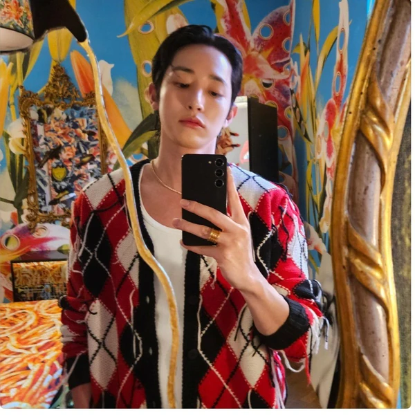 Popular photo full of fans’ love for Lee Soohyuk