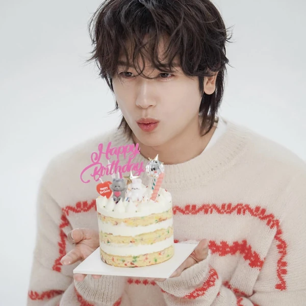 Popular photo full of fans’ love for Park Hyungsik
