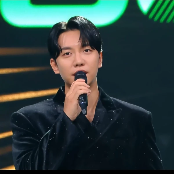 Foto populer Lee Seunggi yang penuh cinta dari penggemar