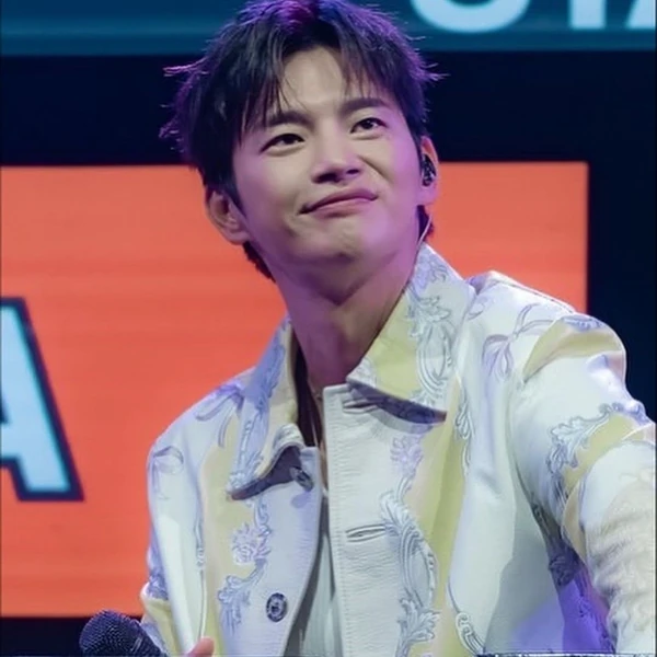 The most loved look of Seo Inguk today