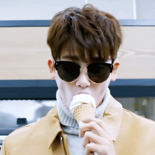 Popular photo full of fans’ love for Park Hyungsik