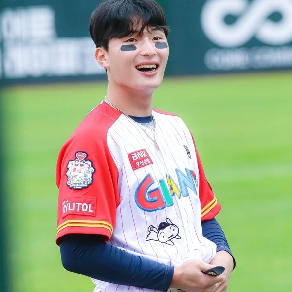 Popular profile image of Yoon Donghee selected by vote