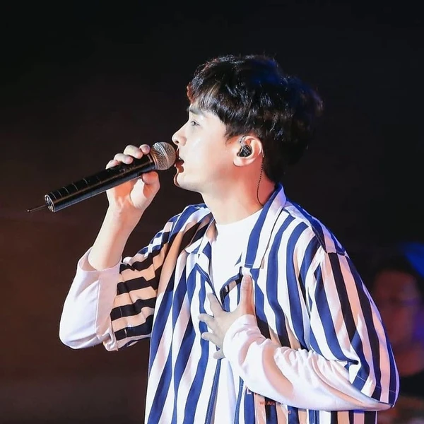 Penampilan Min Kyunghoon yang paling disukai hari ini