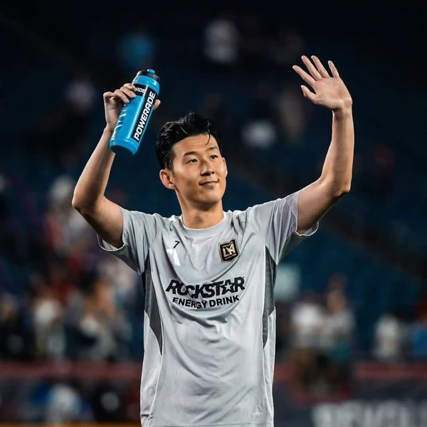 Popular photo full of fans’ love for Son Heungmin