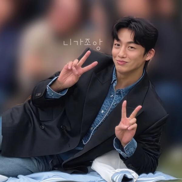 The most loved look of Shin Seungtae today