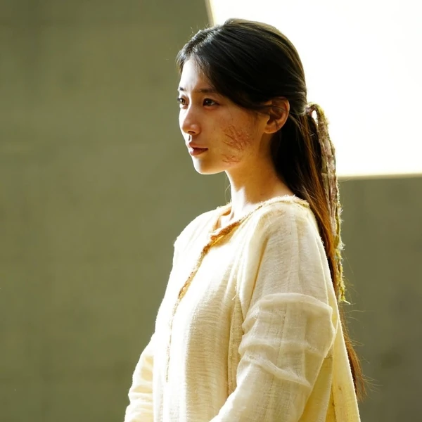 The most loved look of Bae Suzy today