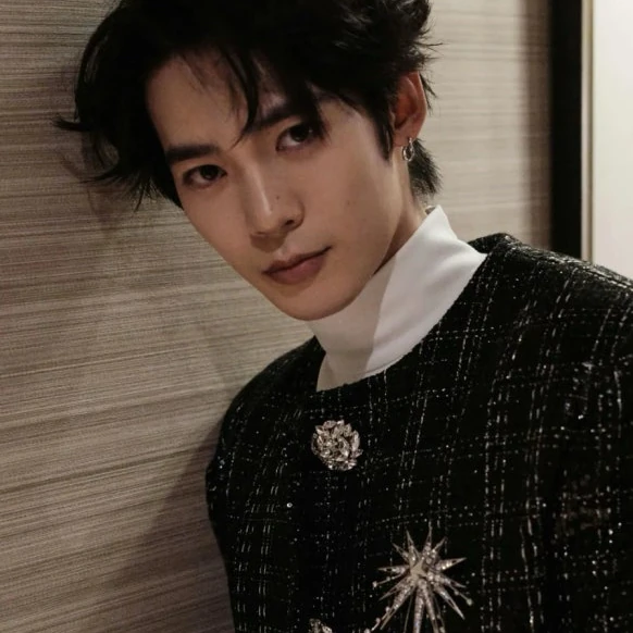 Popular photo full of fans’ love for Yosh