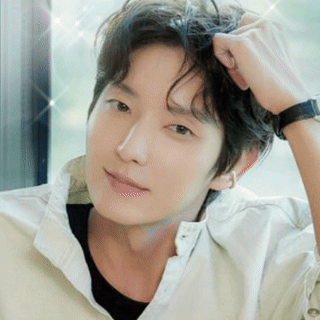 Foto populer Lee Joongi yang penuh cinta dari penggemar