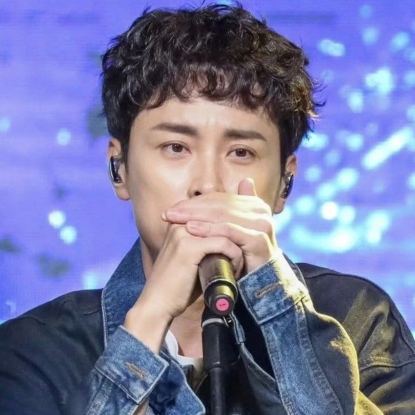 Foto populer Min Kyunghoon yang penuh cinta dari penggemar