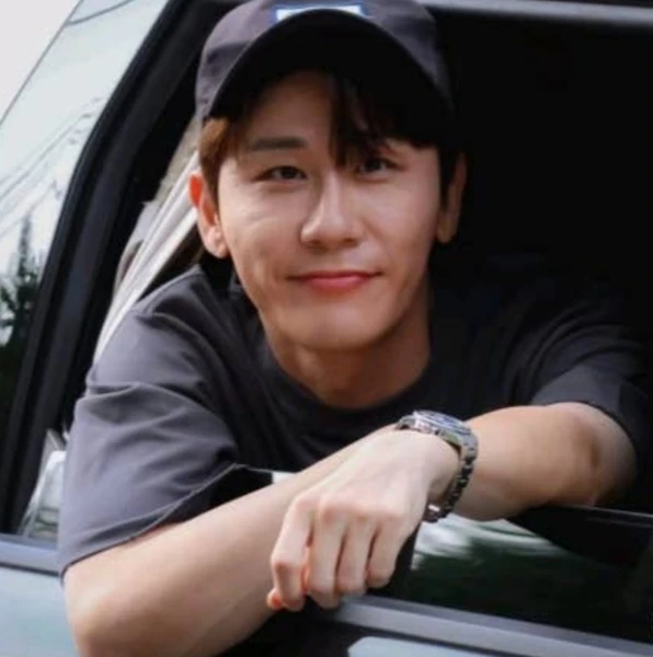 The most loved look of Young Tak today