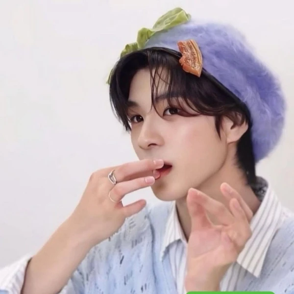 Foto populer Jeong Dongwon yang penuh cinta dari penggemar