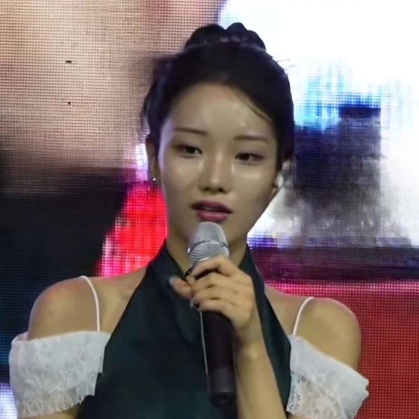 Popular photo full of fans’ love for Kim Soyeon (2004)