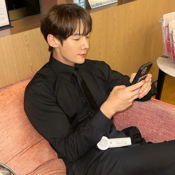 Popular photo full of fans’ love for Choi Jinhyuk